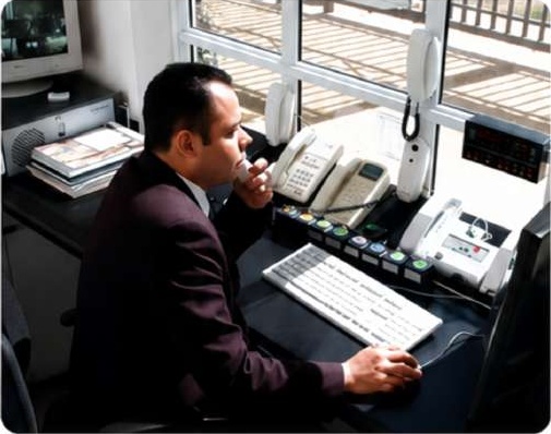 Profissional de portaria realizando controle de acesso